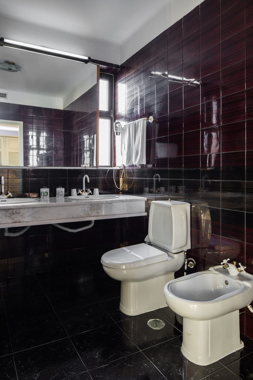 Junior Studio Suite | Bathroom | Hair dryer, towels