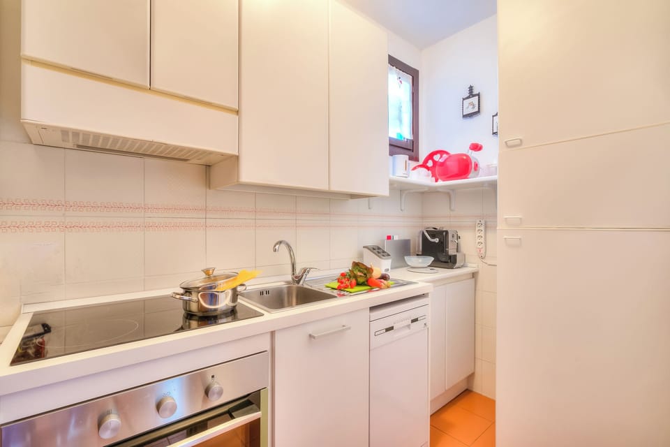 Family Apartment, Multiple Bedrooms (Laura's Cozy Apartment Stresa Center) | Private kitchen | Fridge, microwave, oven, stovetop