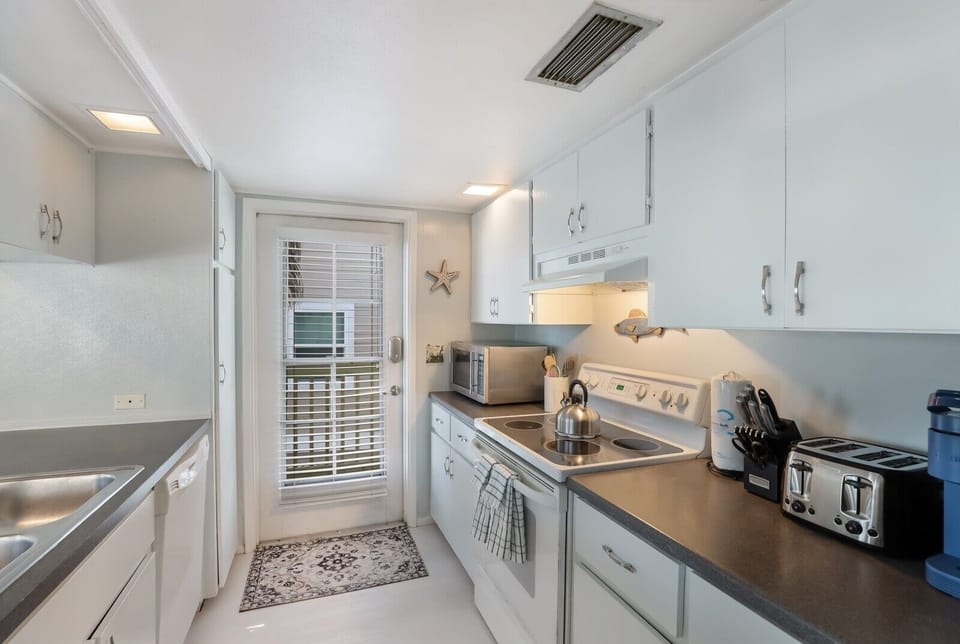 Apartment, 2 Bedrooms | Private kitchen | Fridge, coffee/tea maker, toaster