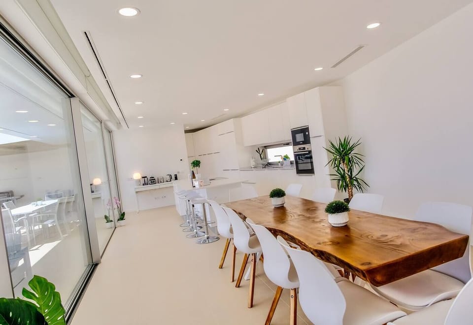 Open Plan Dinning for 10-12 people