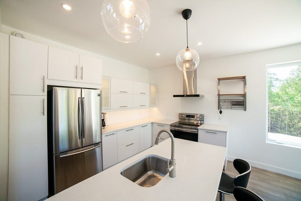 Cook, connect, and create – this sleek kitchen island doubles as a breakfast bar, blending social flow with top-tier functionality.