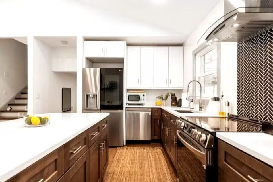 Kitchen
All new Appliances/Cookware/Bakeware