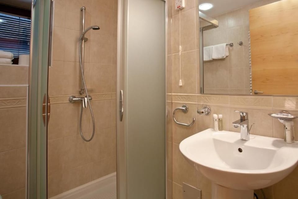 Standard Double Room | Bathroom | Free toiletries, hair dryer, towels