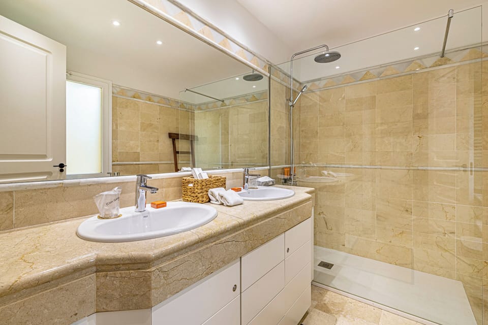 Deluxe Apartment | Bathroom | Combined shower/tub, jetted tub, designer toiletries, hair dryer