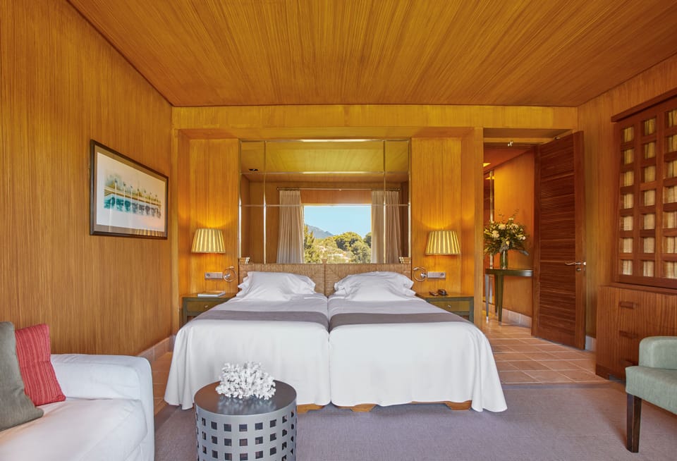 Superior Room (Par) | Minibar, in-room safe, individually decorated, individually furnished