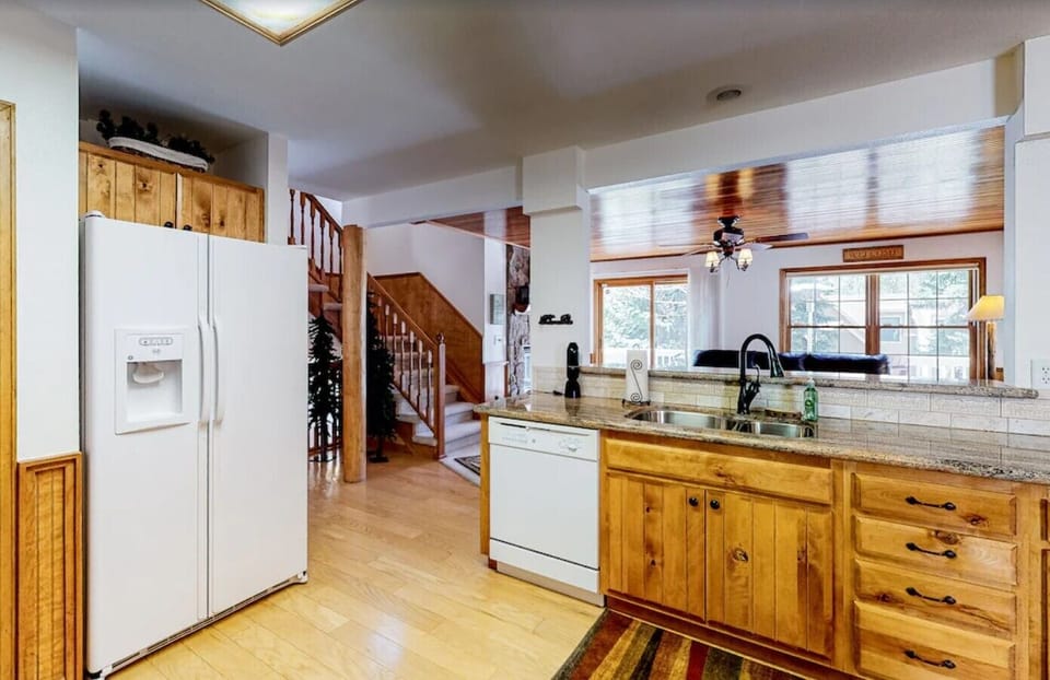 Kitchen, main level