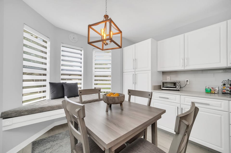 Kitchen seating area
