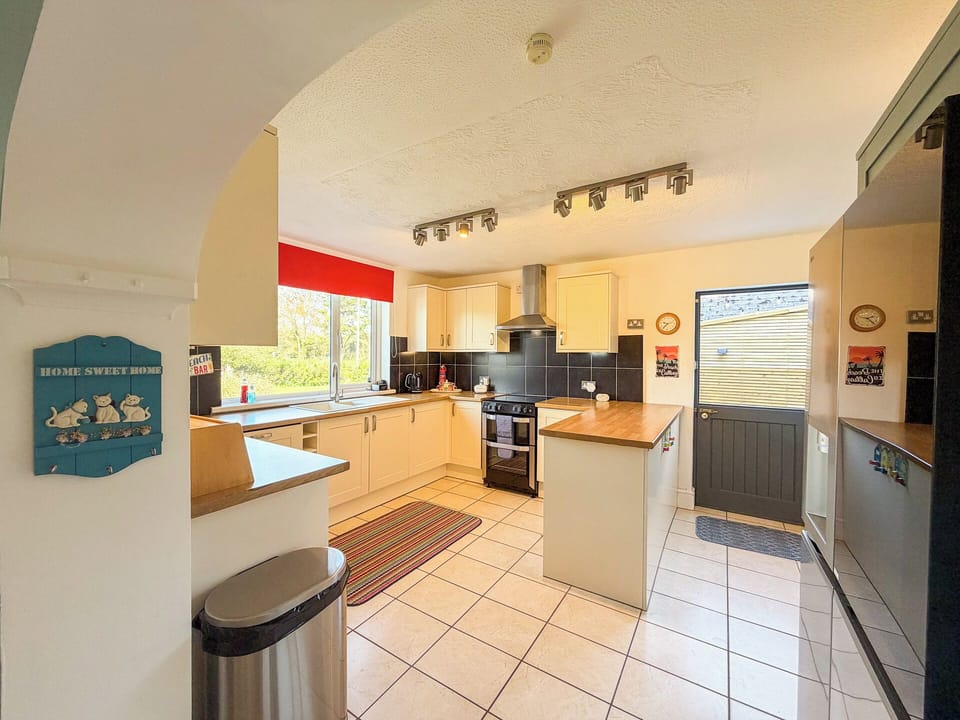 House (4 Bedrooms) | Private kitchen | Microwave, oven, stovetop, dishwasher