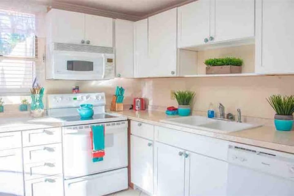 Full kitchen 