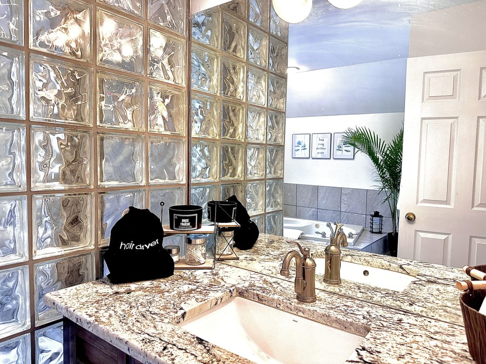 Premium Room | Bathroom | Shower, rainfall showerhead, free toiletries, hair dryer