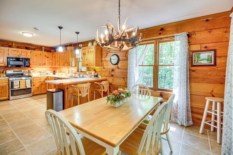 Dining Area | Central Heating & A/C | Free WiFi