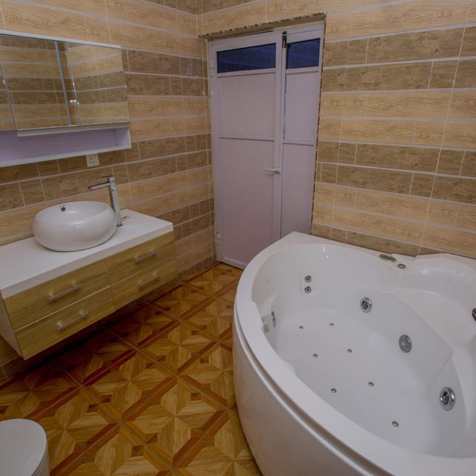 Apartment | Bathroom | Towels, soap, shampoo, toilet paper