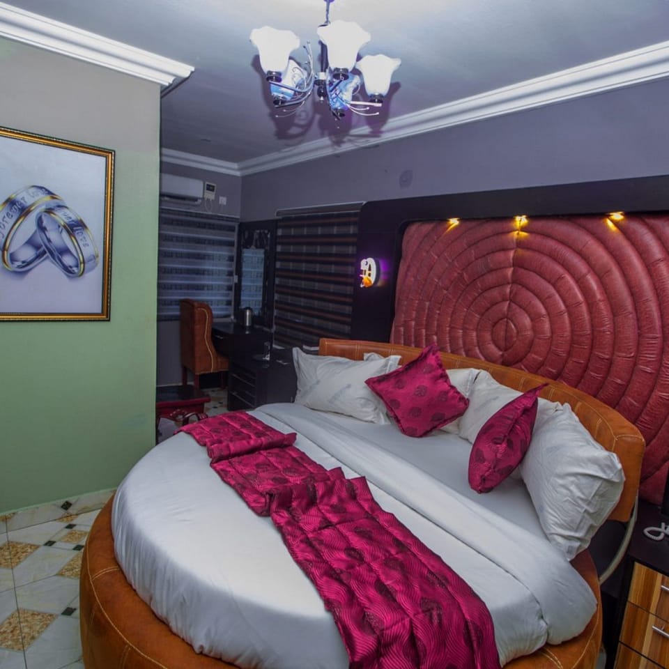 Royal Room | Desk, laptop workspace, free WiFi, bed sheets