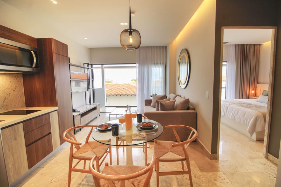 Luxury Suite, City View | In-room dining