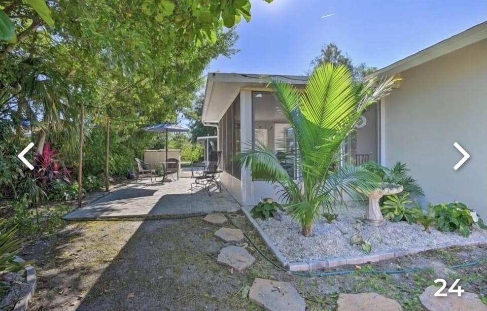 Side yard back view -own lanai too! Lots of outdoor space 