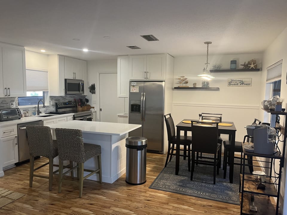 Beautiful new kitchen! All new appliances quartz countertops-dream cooking! 