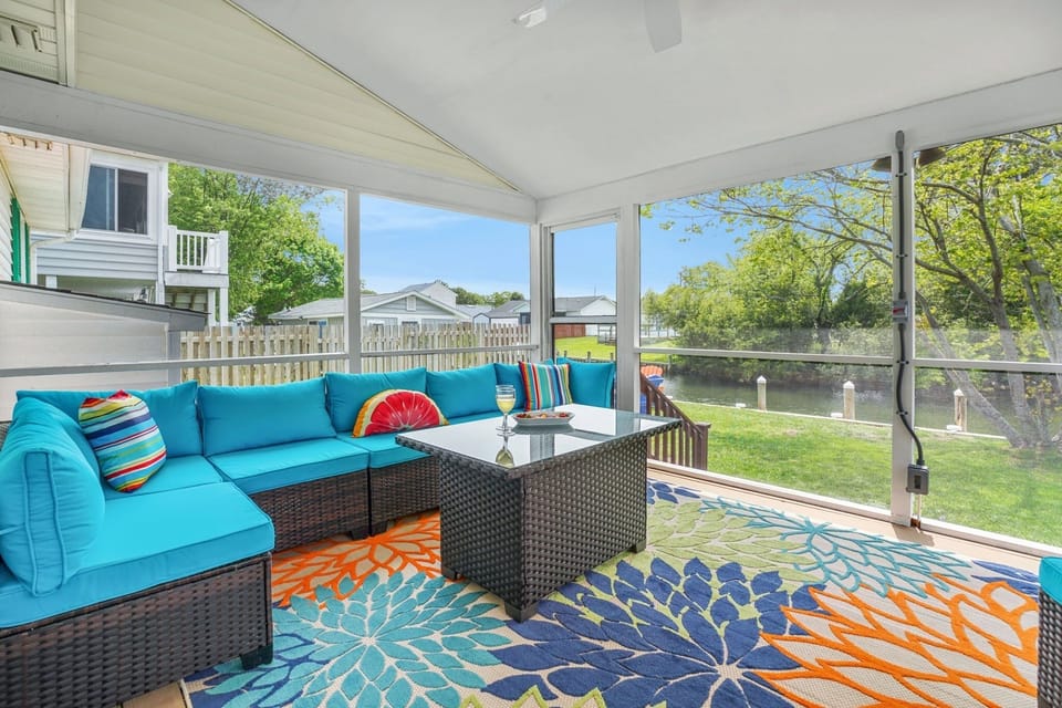 Deck, screened