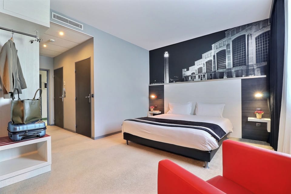 Double Room | Premium bedding, individually decorated, desk, laptop workspace