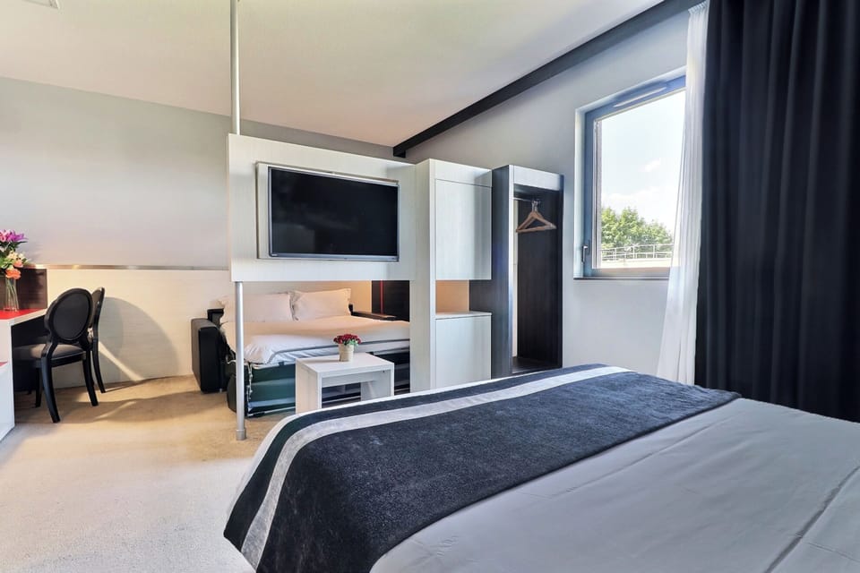 Superior Room, 1 King Bed with Sofa bed | Premium bedding, individually decorated, desk, laptop workspace