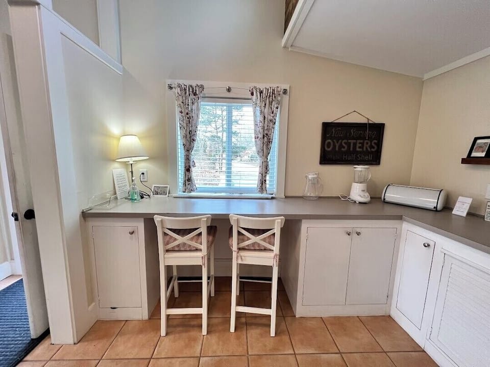 Great office/desk space next to kitchen