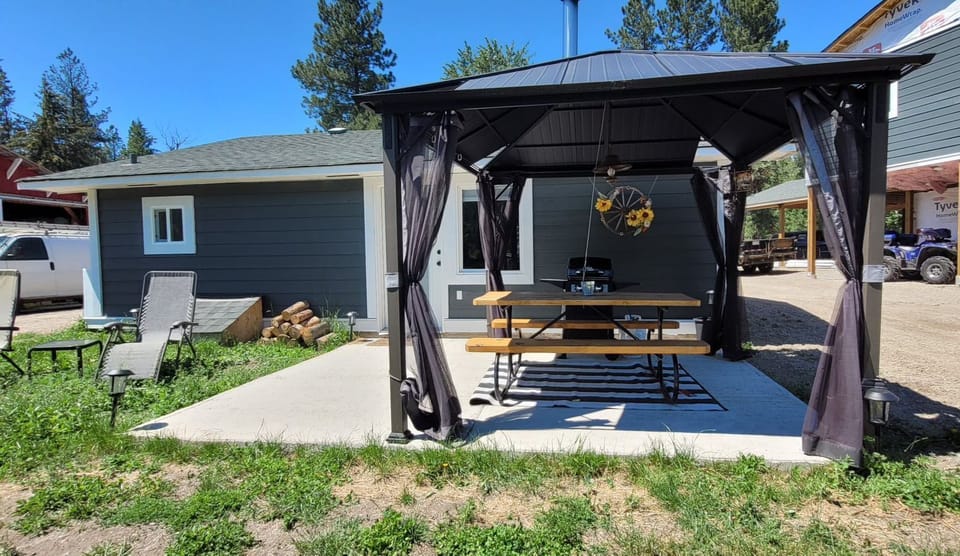 outdoor covered deck