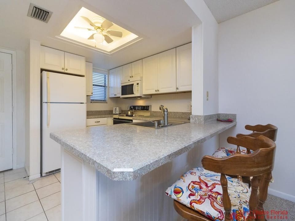 Island South Condominium 18 Kitchen Bar Seating