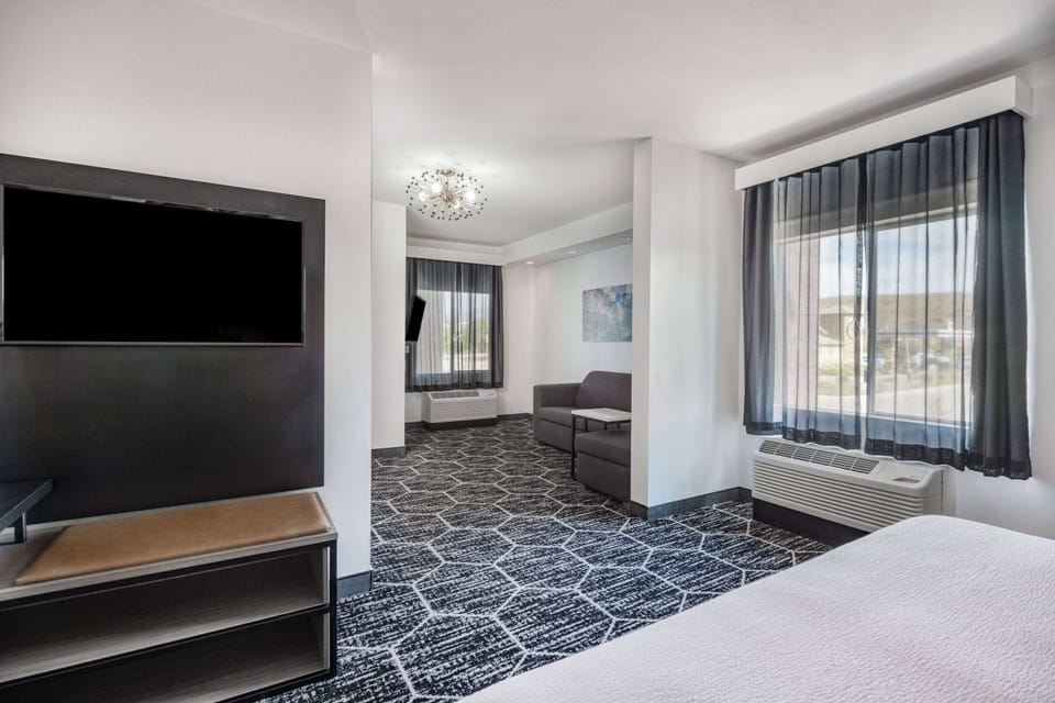 Suite, Multiple Beds, Non Smoking | Desk, laptop workspace, iron/ironing board, free WiFi