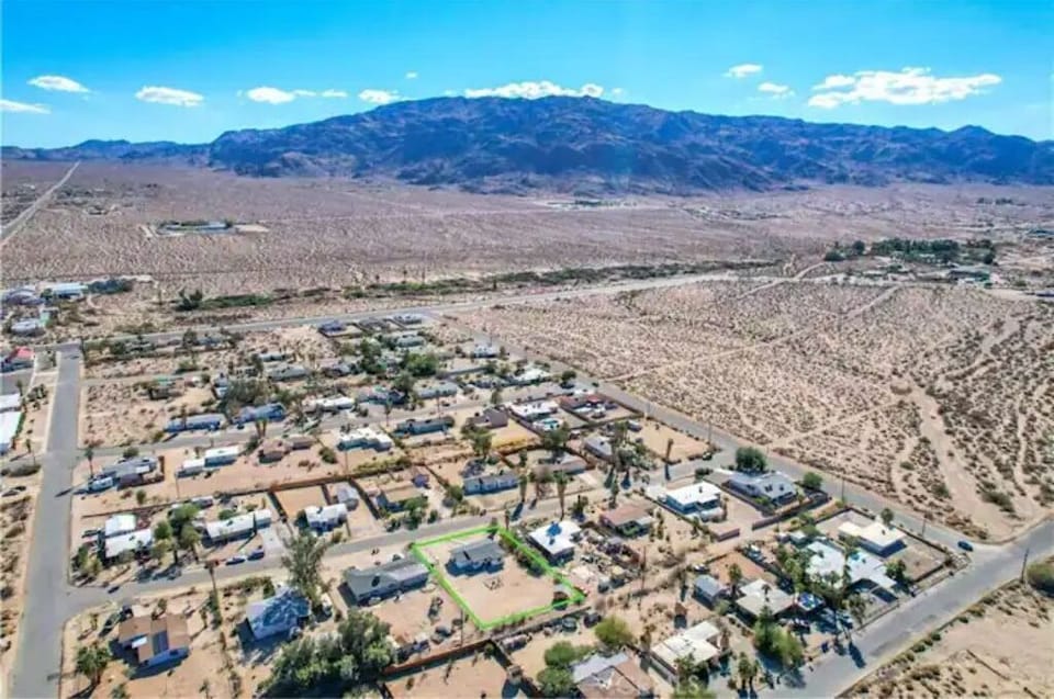 Aerial view. Look for the green square.
