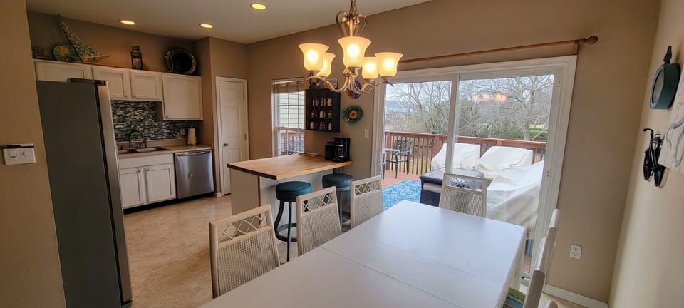Fully equipped kitchen with table for ten