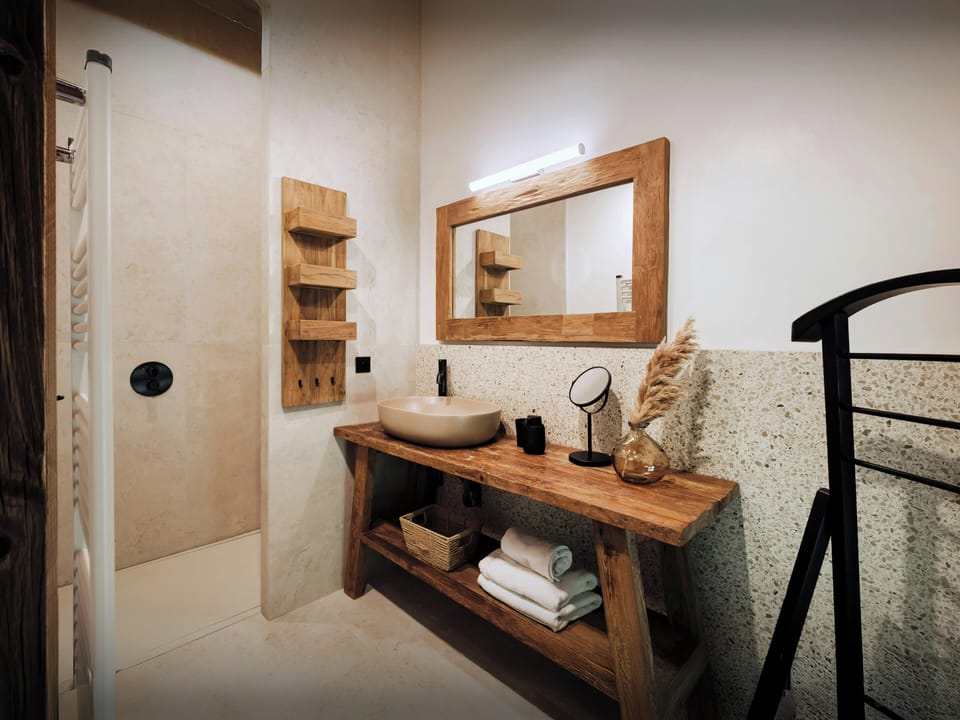 Shower room - Bedroom 1