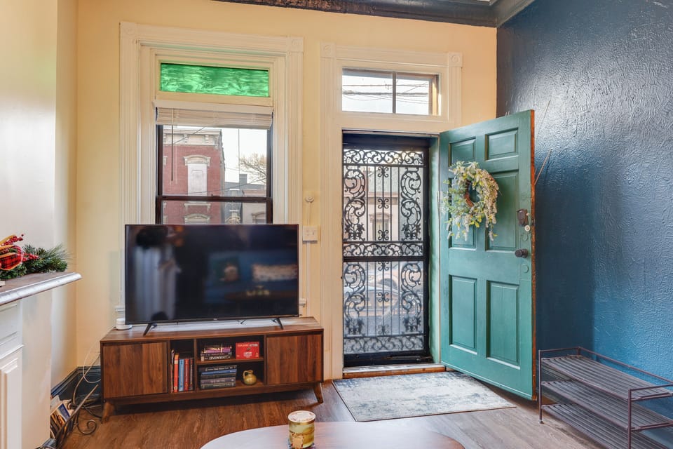 Living Room | Smart TV | Free WiFi | Central A/C & Heating | Full Futon