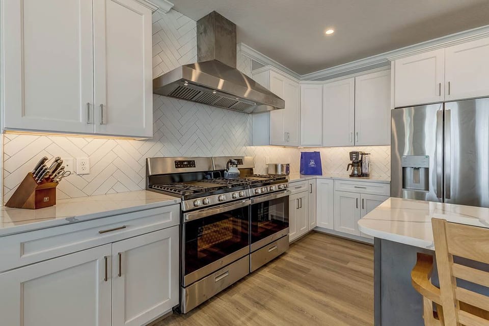 Top-Level Kitchen with Bar seats 4