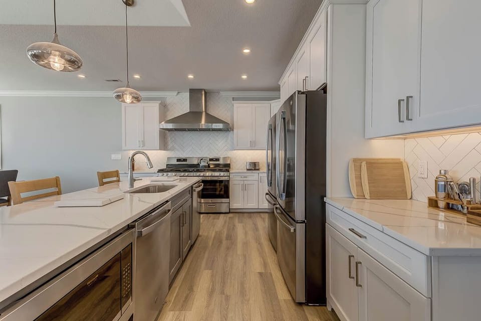 Top-Level Kitchen with Bar seats 4