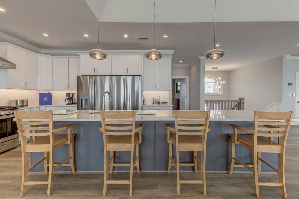 Top-Level Kitchen with Bar seats 4