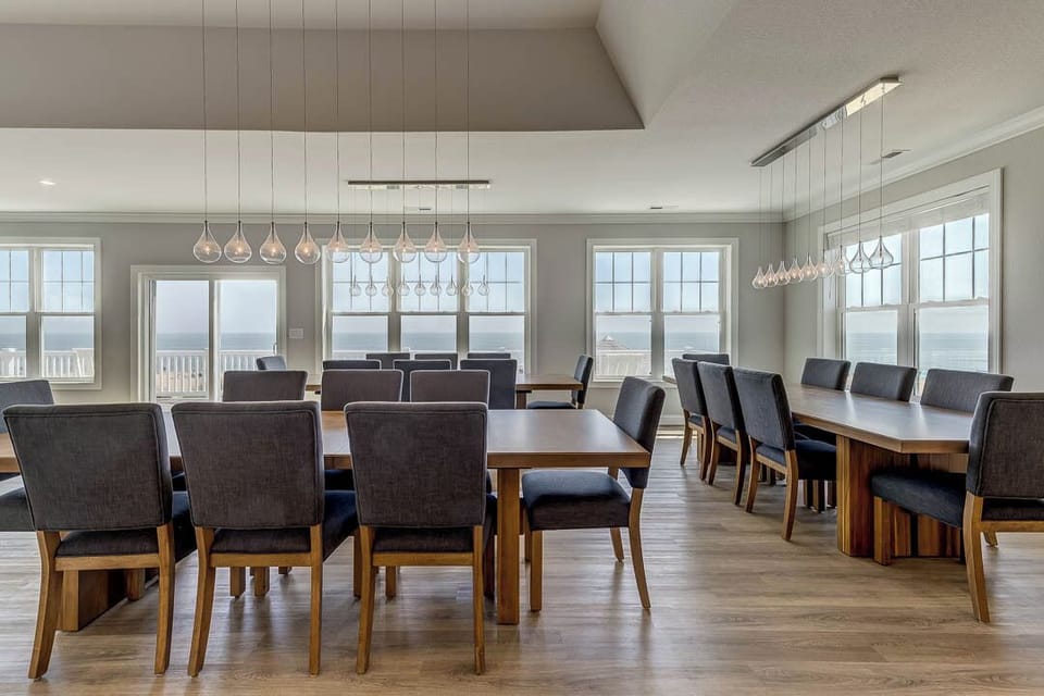 Top-Level Dining Room seats 30