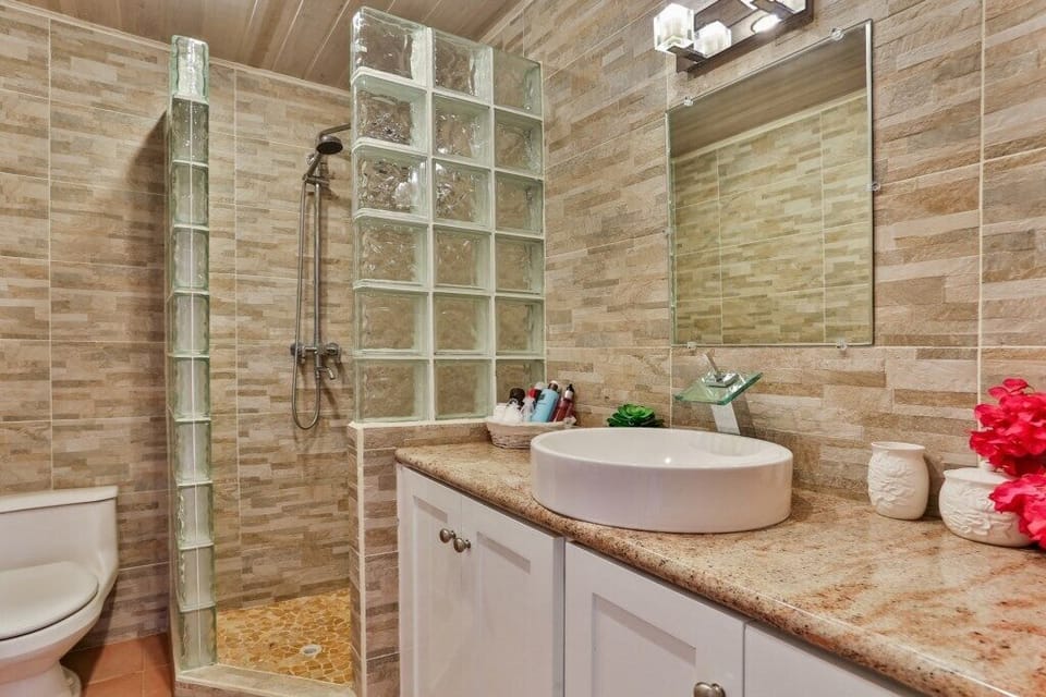 Bedroom 2 en-suite bathroom