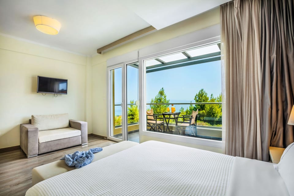 Double Bedroom with kind size bed and sea views