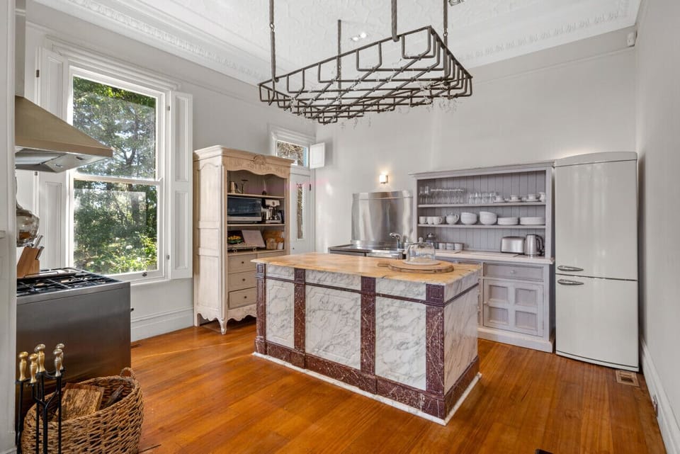 Fully equipped kitchen with dual oven, gas range, dishwasher and coffee machine