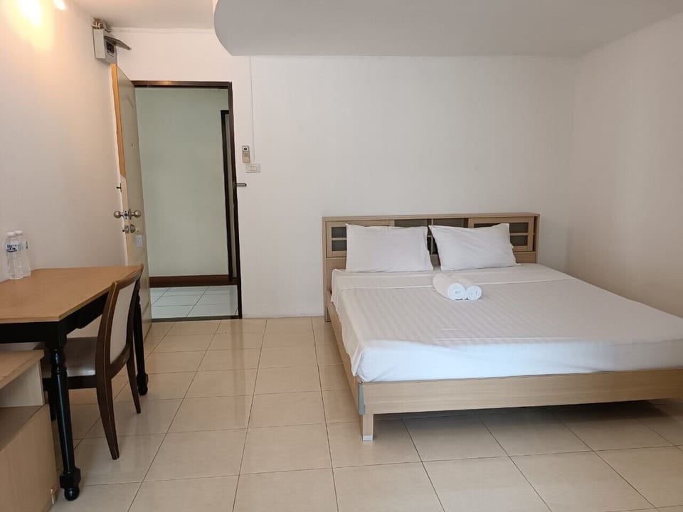 Standard Double Room | Desk, laptop workspace, free WiFi, bed sheets