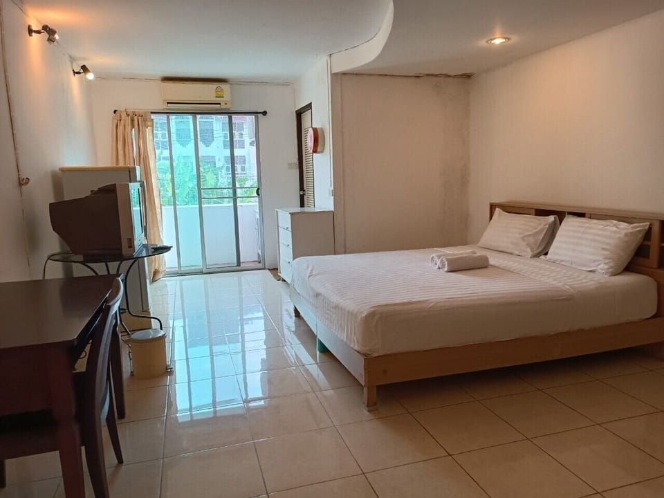Standard Double Room | Desk, laptop workspace, free WiFi, bed sheets