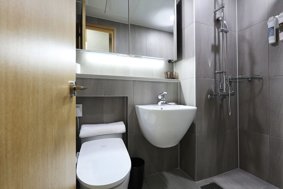 Royal Twin Room (No parking) | Bathroom | Shower, hair dryer, slippers, bidet