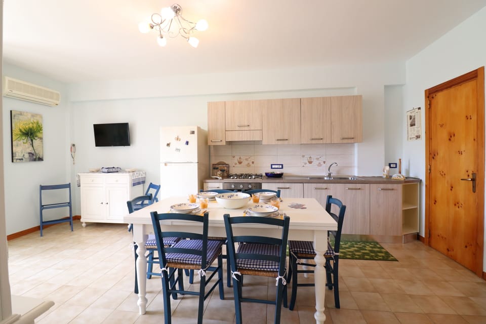 House, 2 Bedrooms, Balcony, City View | Private kitchen