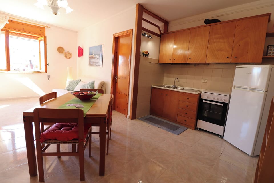 House, 1 Bedroom, City View | Dining