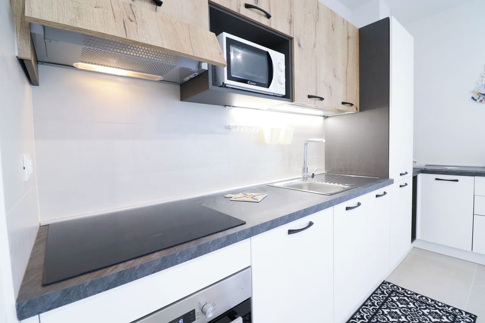 House, 2 Bedrooms, Balcony, City View | Private kitchen