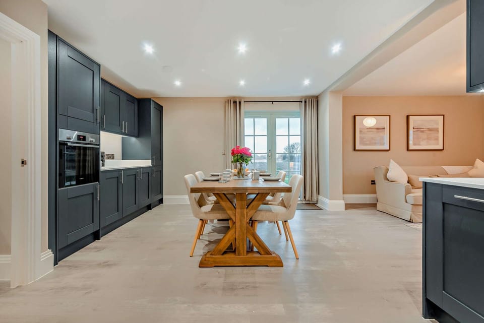 Riverview Kitchen/Dining Area - StayCotswold