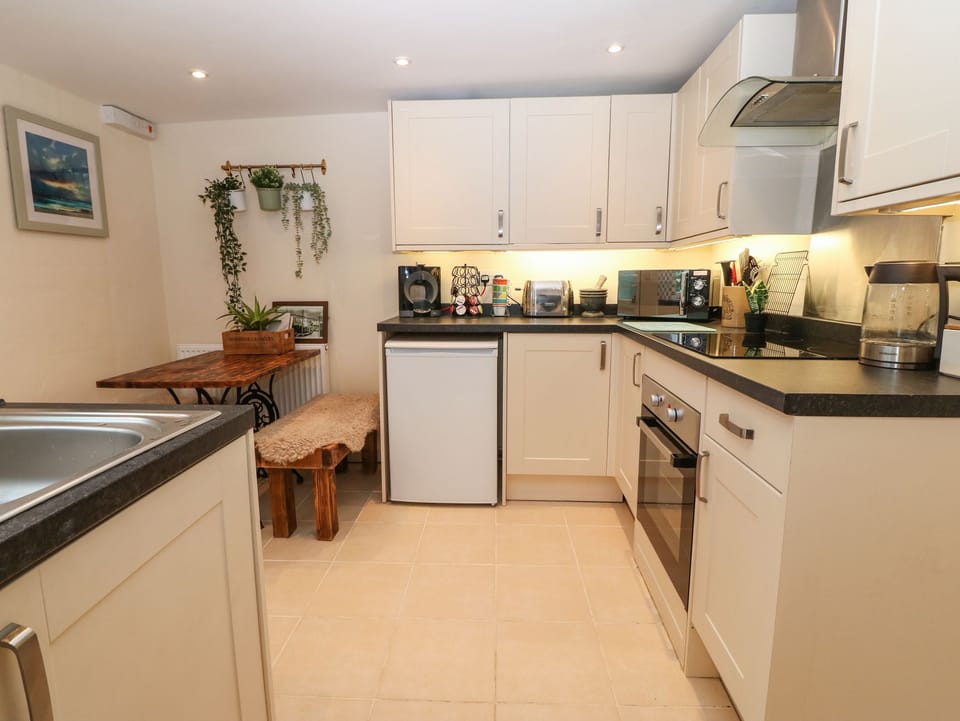 Cottage | Private kitchen | Fridge, electric kettle, toaster, cookware/dishes/utensils