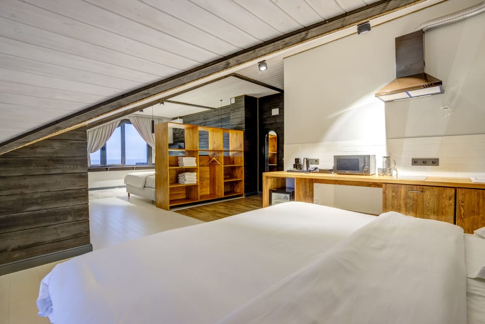 Family Triple Room | Blackout drapes, iron/ironing board, free WiFi