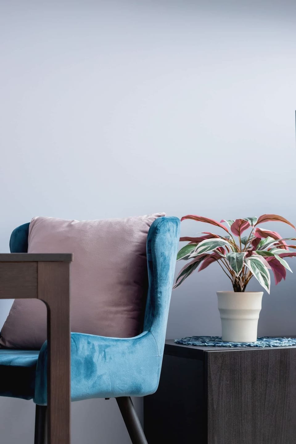 A close-up of a cozy corner with decorative pillows and a modern design.
