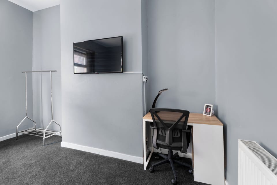 Desk, laptop workspace, WiFi (free), individually furnished