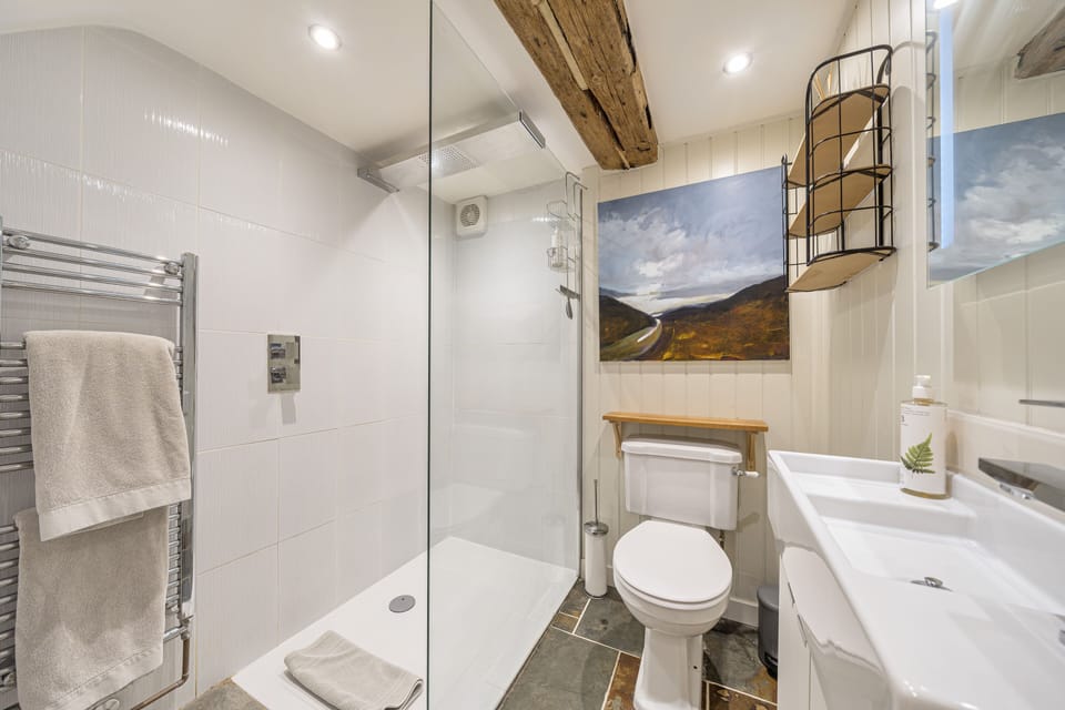 Deluxe Room | Bathroom | Shower, rainfall showerhead, hair dryer, towels